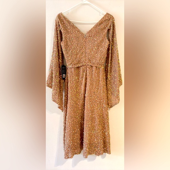 This is Gorgeous evening wear ,Size small, color gold , Perfect for any banquet! - Picture 2 of 3